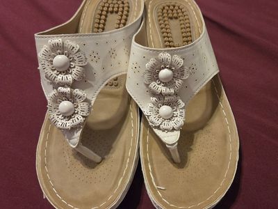 Stylish White Floral Thong Sandals - Women's Size 9 with Massage Insoles