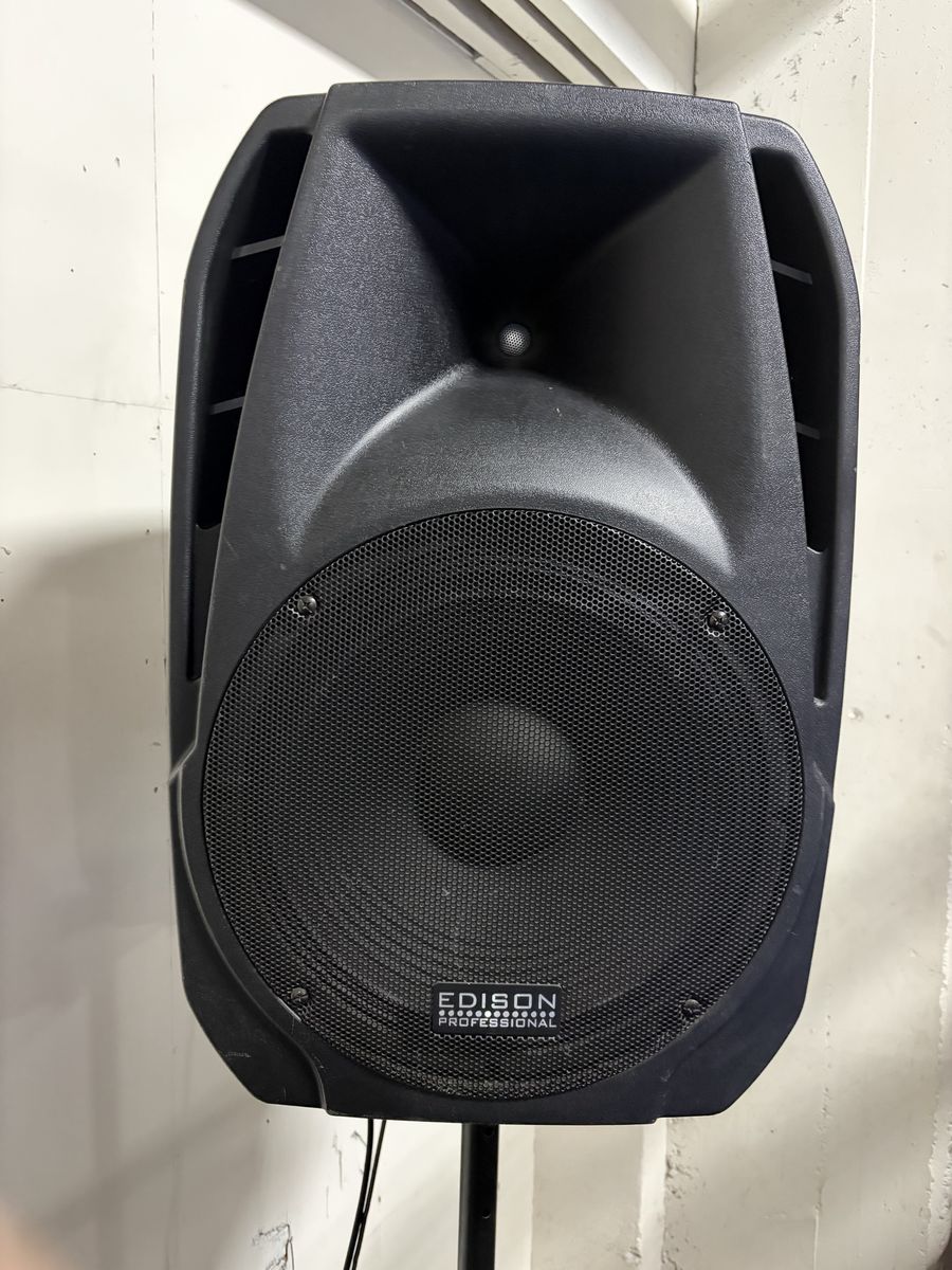 Active speakers with speaker stands