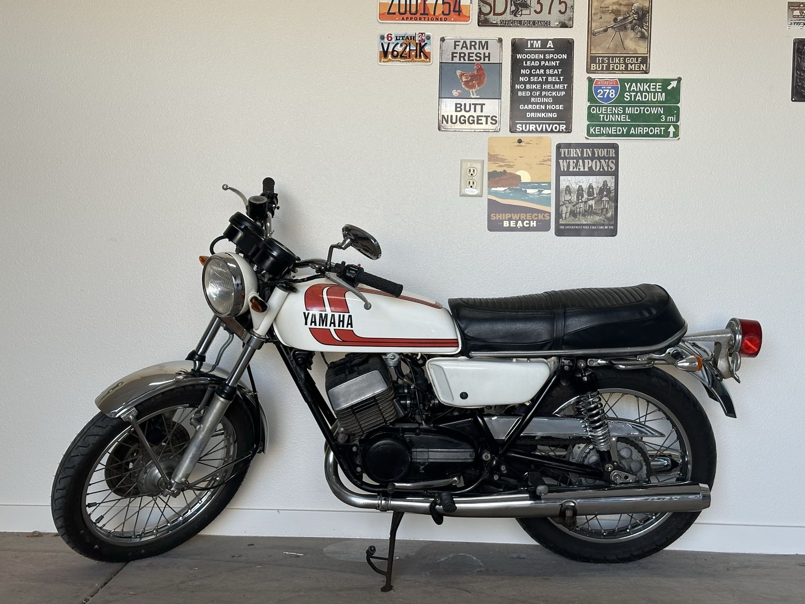 1975 Yamaha RD250 Vintage Motorcycle - White/Red
