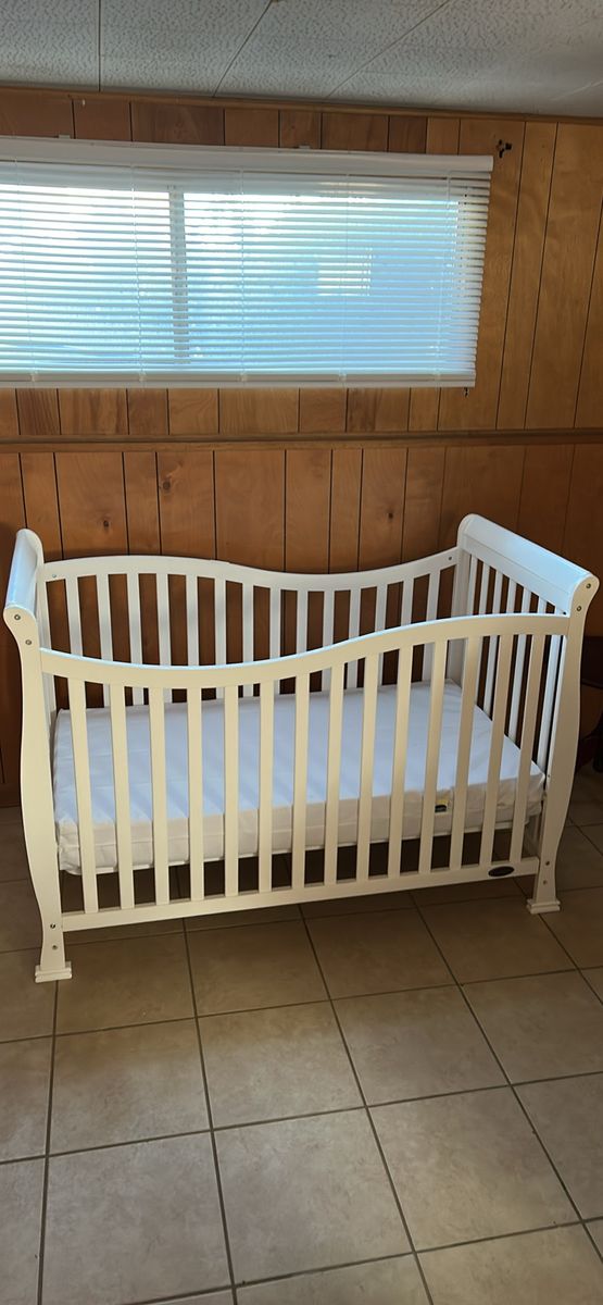 Dream On Me White Wooden Baby Crib with Mattress and Zip & Block Protector