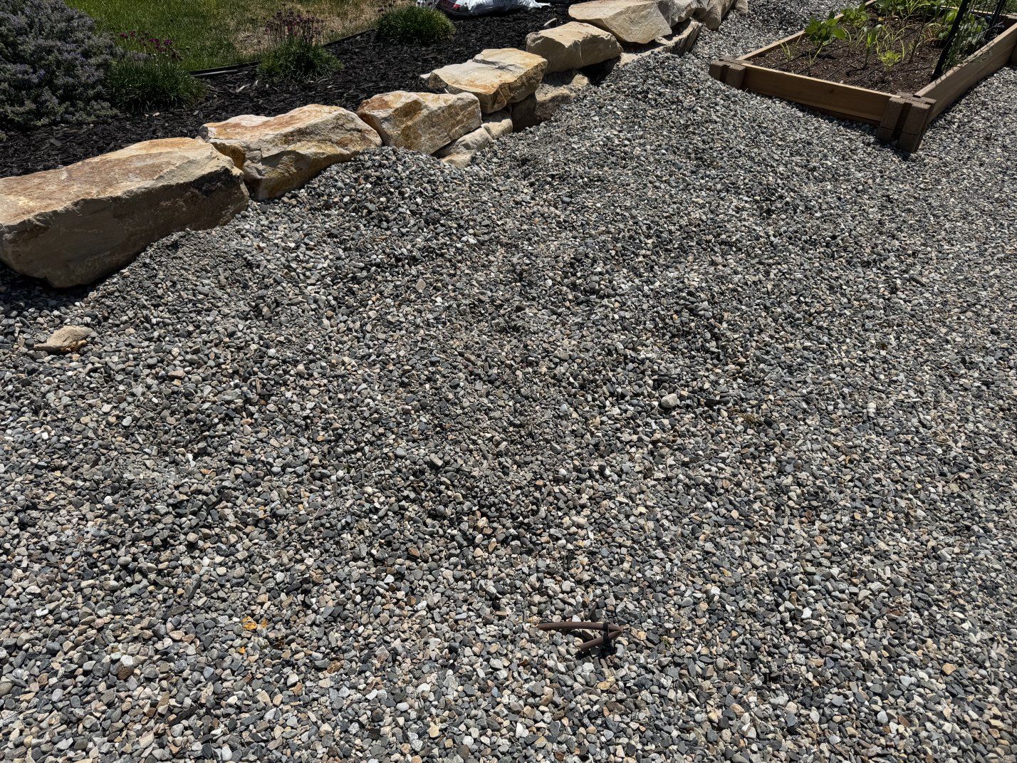 Decorative Landscaping Pea Gravel Rocks (1.5 inches)