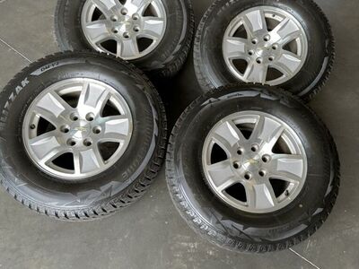 2022 Chevy 1500 17 wheels & 265/70r17 blizzaks