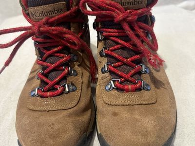 Columbia women’s 7 brown/red trim WP hiking boots