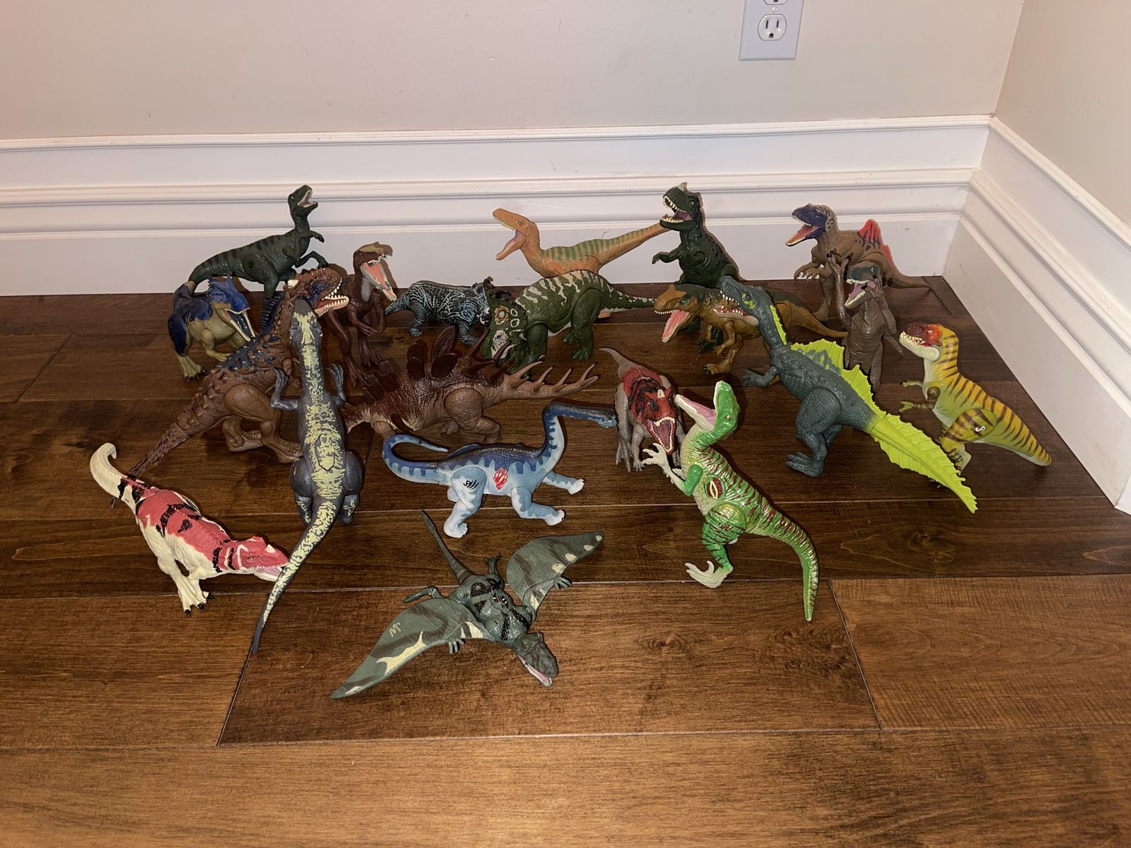 Set of 20 Medium-Sized Jurassic Park and Jurassic World Dinosaurs
