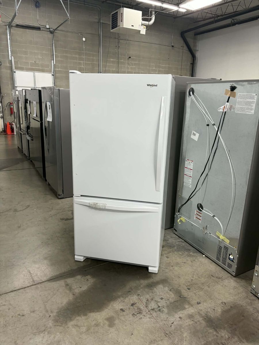 NEW WHIRLPOOL WHITE 22 C FT BOTTOM FREEZER FRIDGE