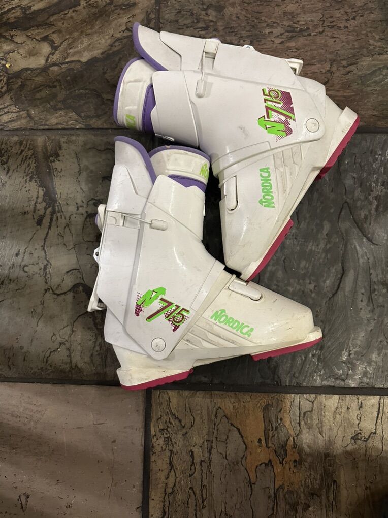 Womens Ski Boots Size 8 to 8.5