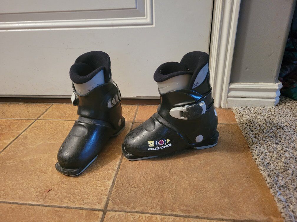 youth ski boots 20-20.5 (also have skis)