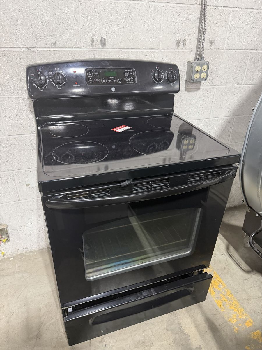 GE Electric Range with Smooth Top & Self-Cleaning Oven - Black (Used)