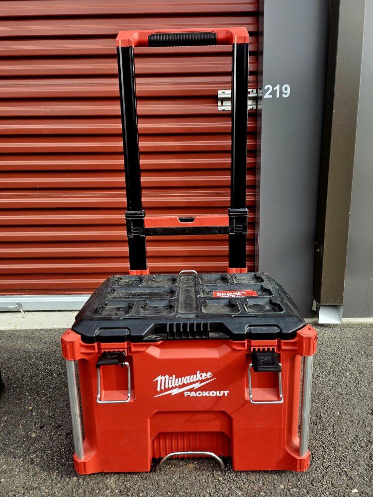 Milwaukee PACKOUT Rolling Tool Box - Large Capacit