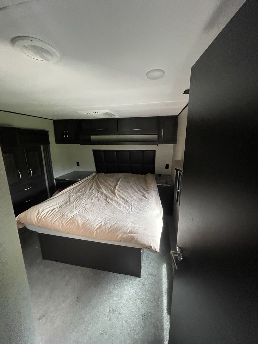 Main image 6