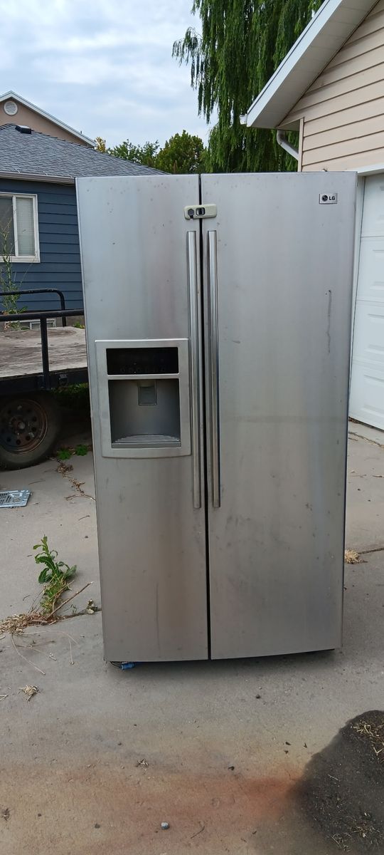 LG Side-by-Side Refrigerator - Stainless Steel with Ice/Water Dispenser
