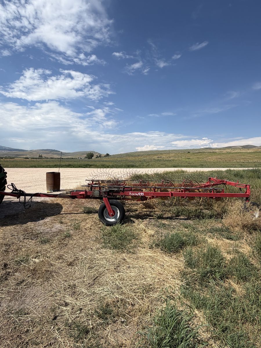 Tonutti V10 hay rake