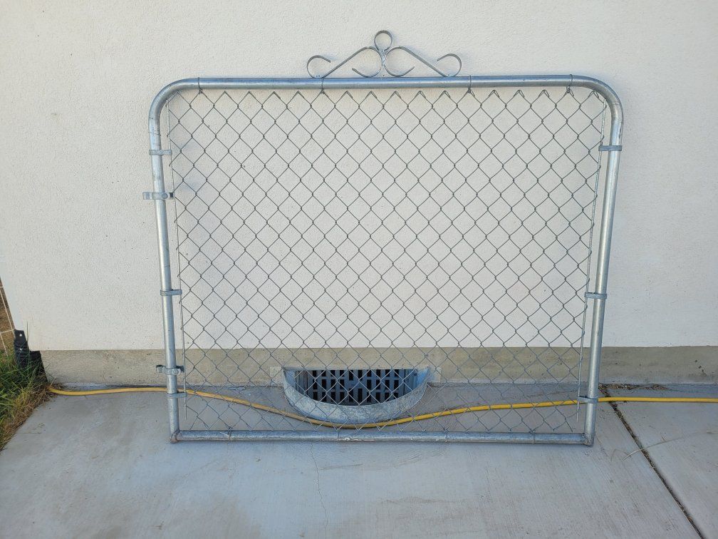 Galvanized Steel Chain Link Fence Gate with Decorative Top - Durable & Secure