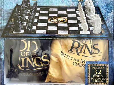 The Lord of the Rings Battle for Middle-Earth Chess Set - 32 Finely Sculpted Pieces