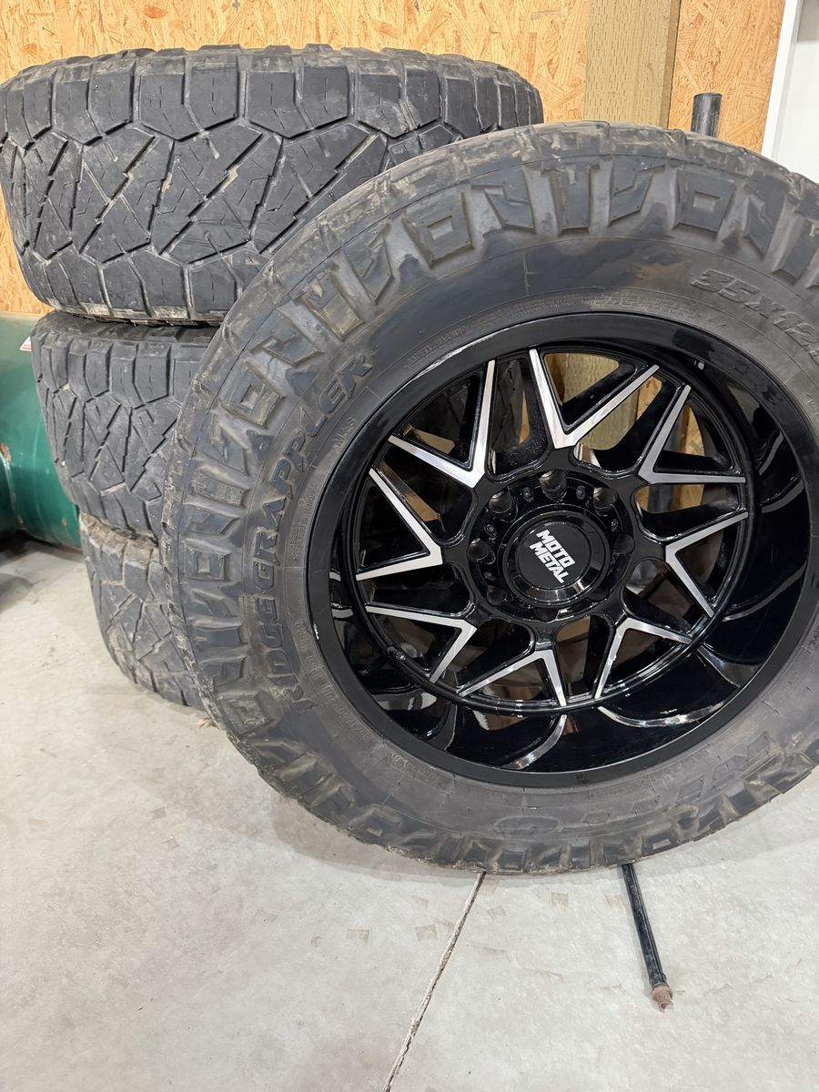 Moto Metal 20in Rims with Nitto Ridge Grappler 35x12.50R20LT Tires (Set of 4)
