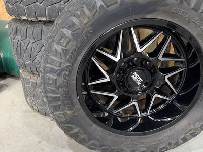 Moto Metal 20in Rims with Nitto Ridge Grappler 35x12.50R20LT Tires (Set of 4)
