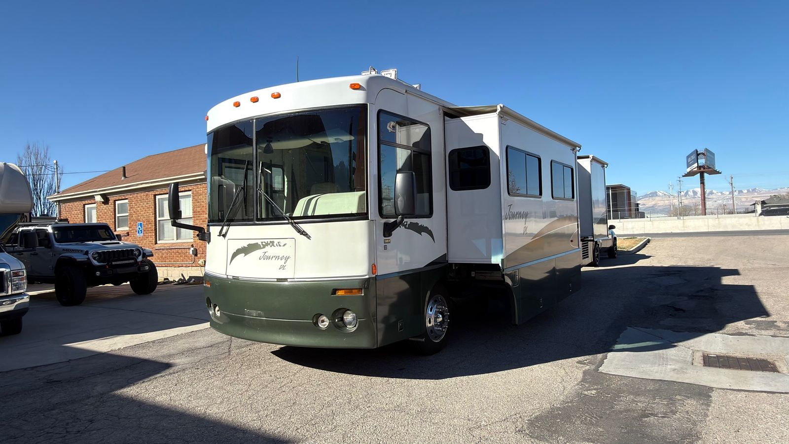 2002 Winnebago Journey 36GD Pusher with 2 Slides