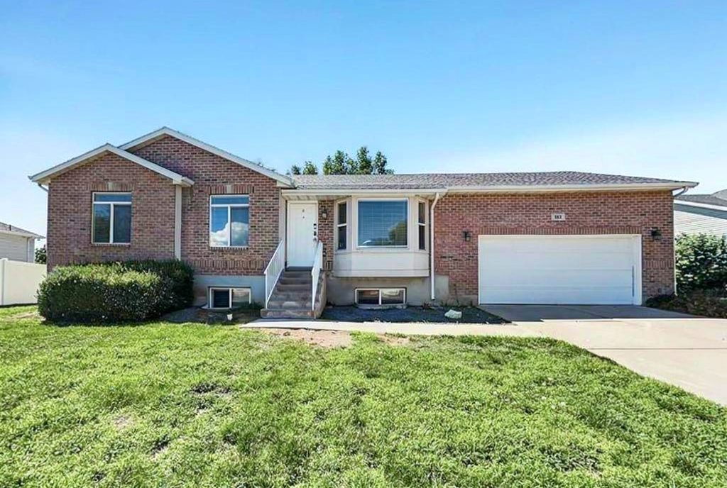 3 Bedroom House with Laundry On-site