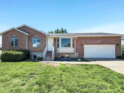 3 Bedroom House with Laundry On-site
