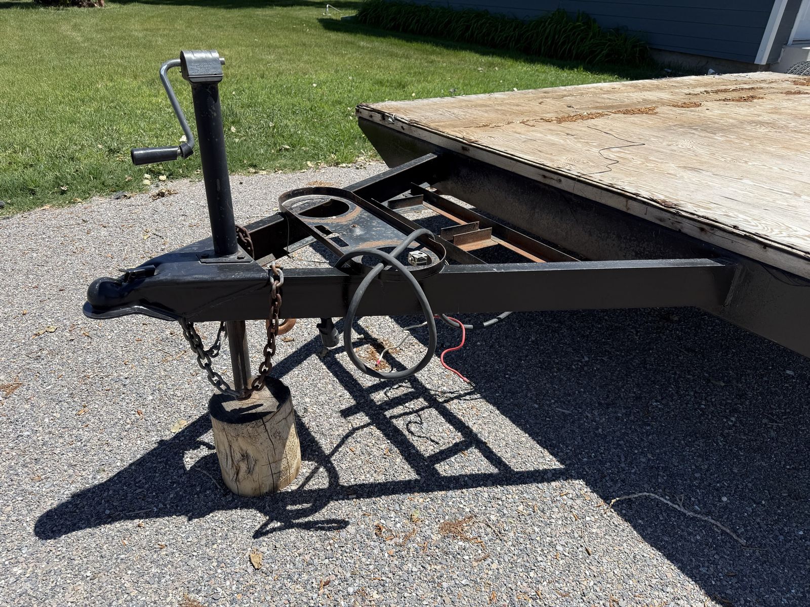 Flatbed two-axle trailer