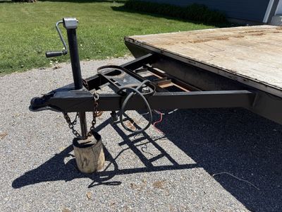 Flatbed two-axle trailer
