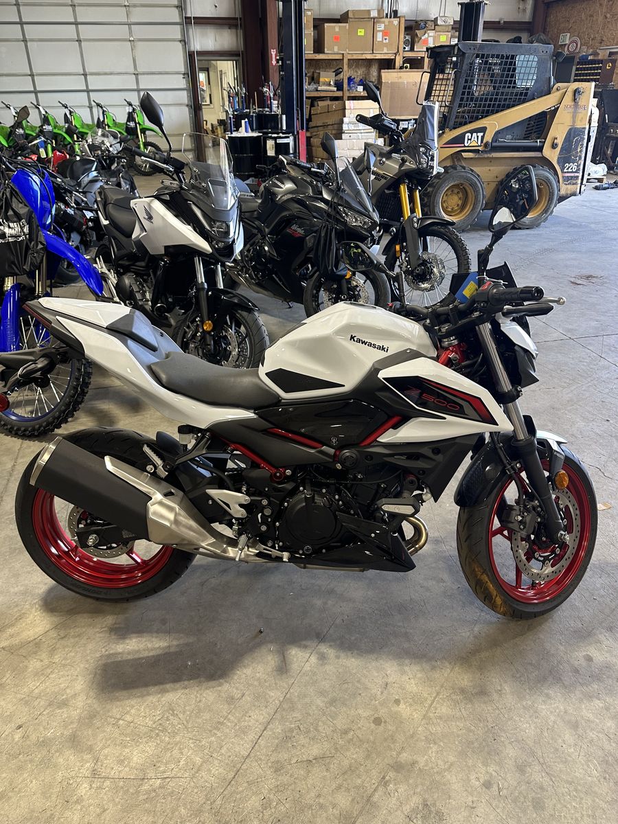 2026 Kawasaki Z500 SE ABS CA Pearl Blizzard White/