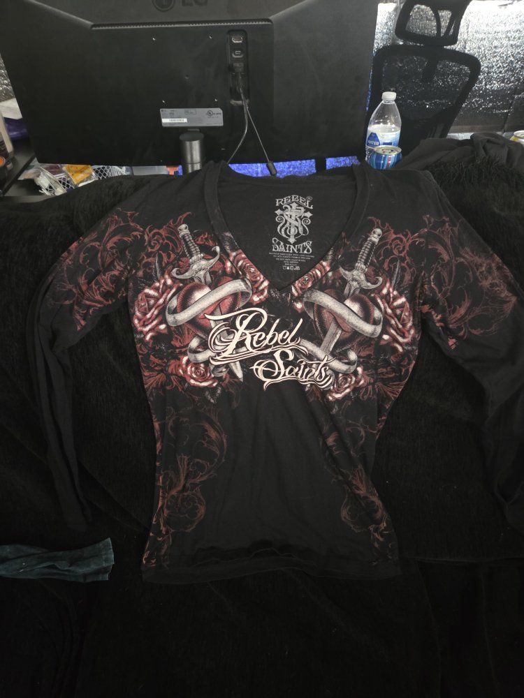 Rebel Saints Women's XL Long Sleeve V-Neck Graphic Top