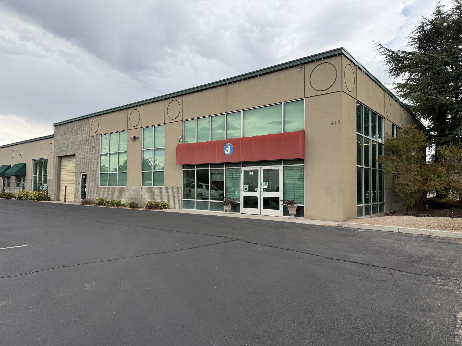 3,800 SF Light Industrial Commercial Space in Sandy – Office, Warehouse & Roll-Up Door