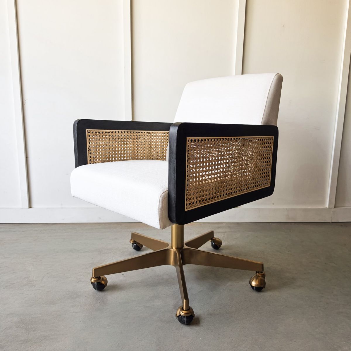*FREE DELIVERY* Gorgeous Modern Office Chair!