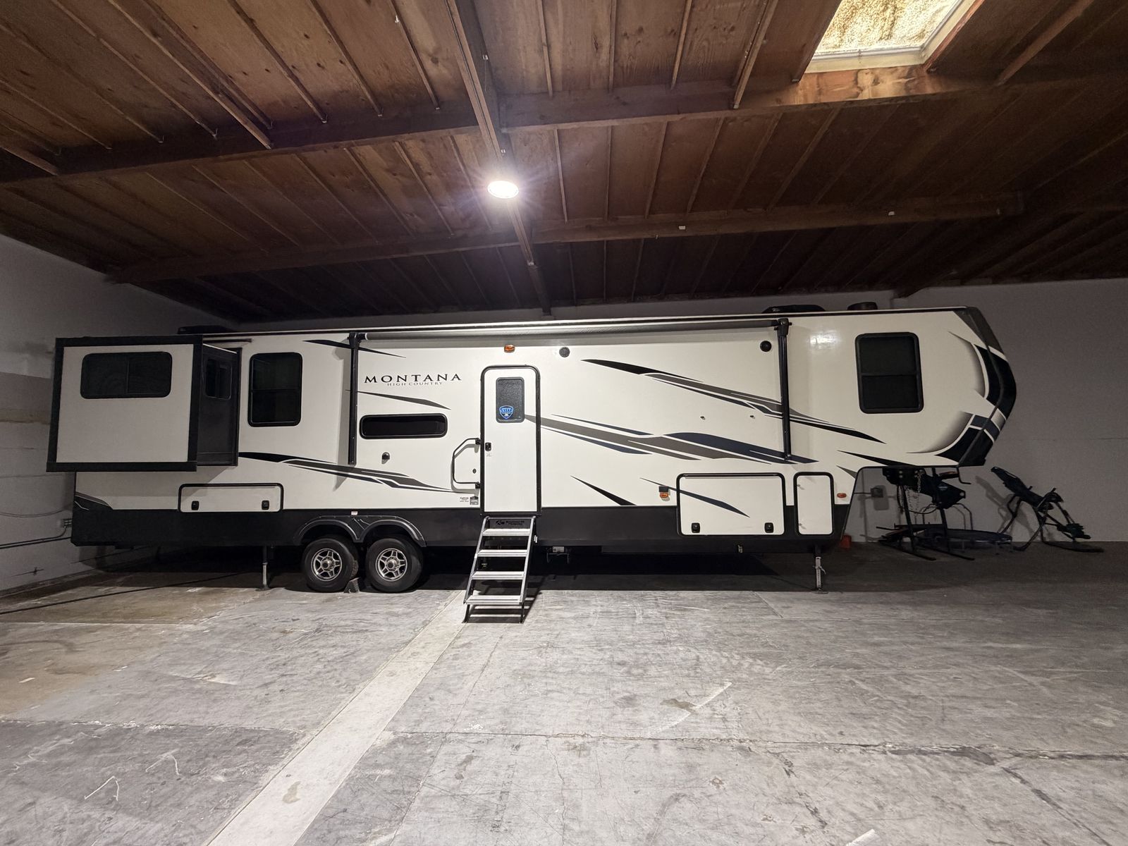 2021 keystone Montana 