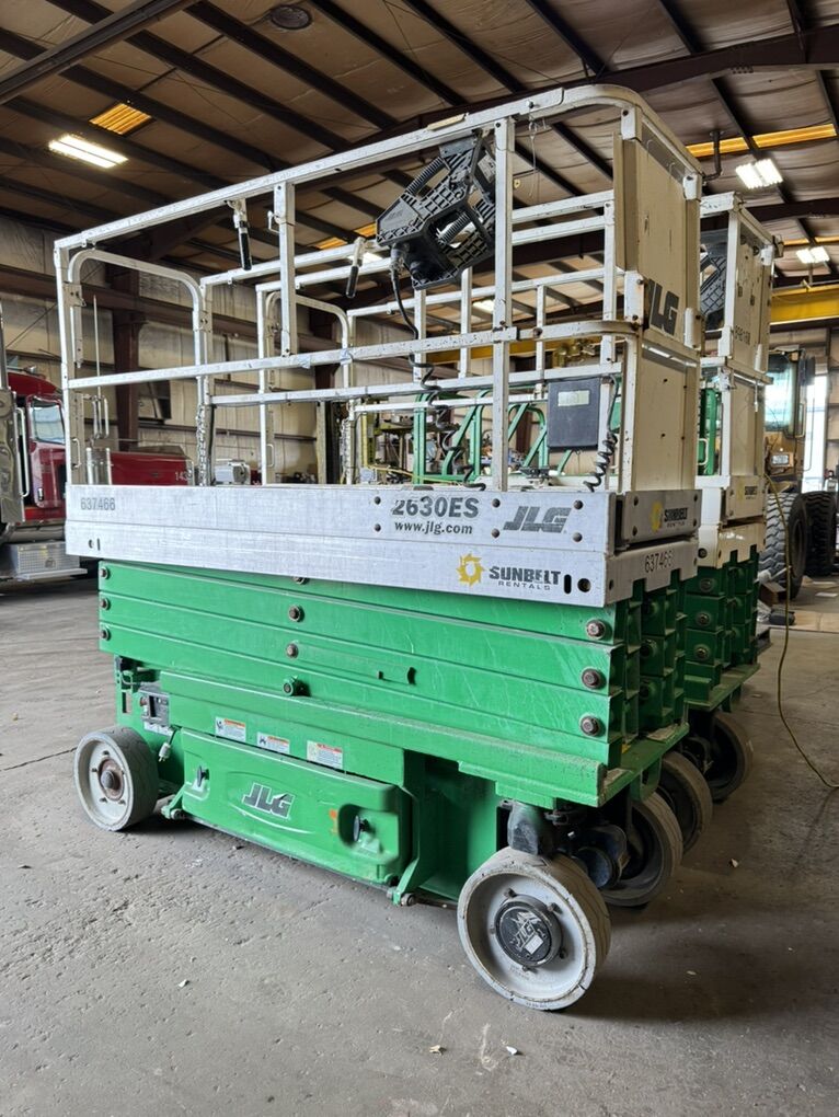 JLG 26' Narrow Scissor Lift