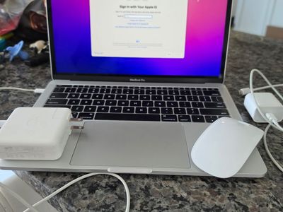 MacBook Pro 2017 W/ Magic Mouse