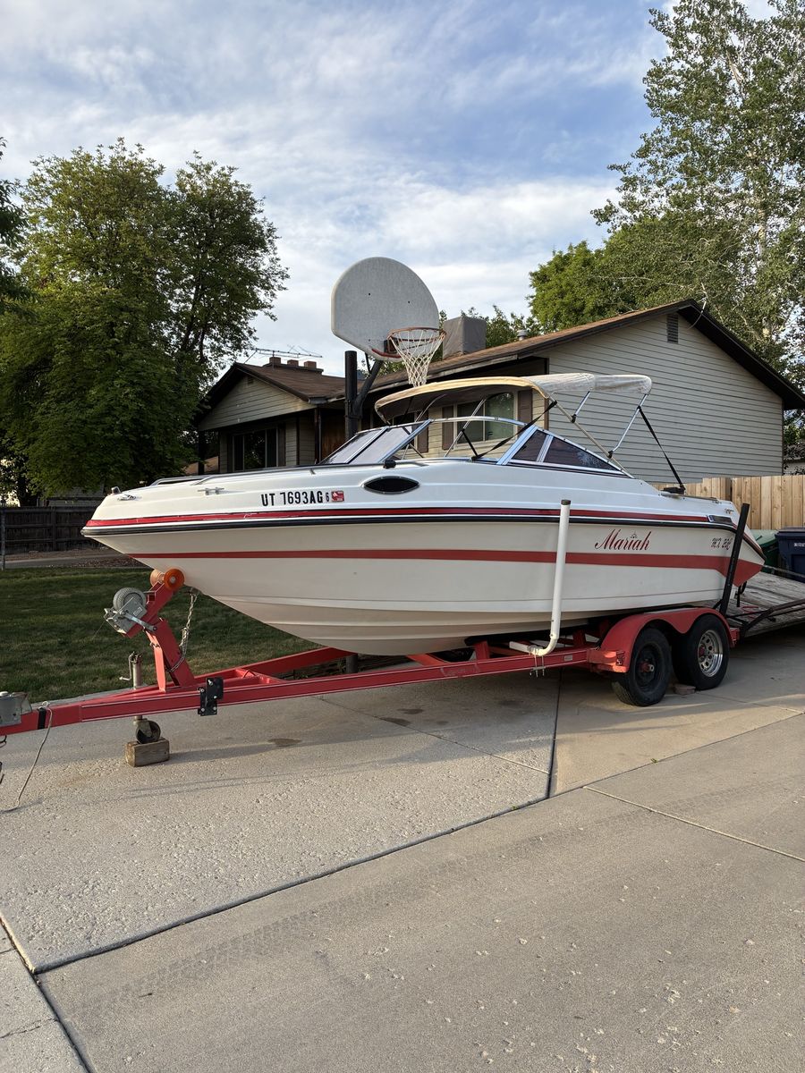 1991 Mariah MX20C Cuddy cabin