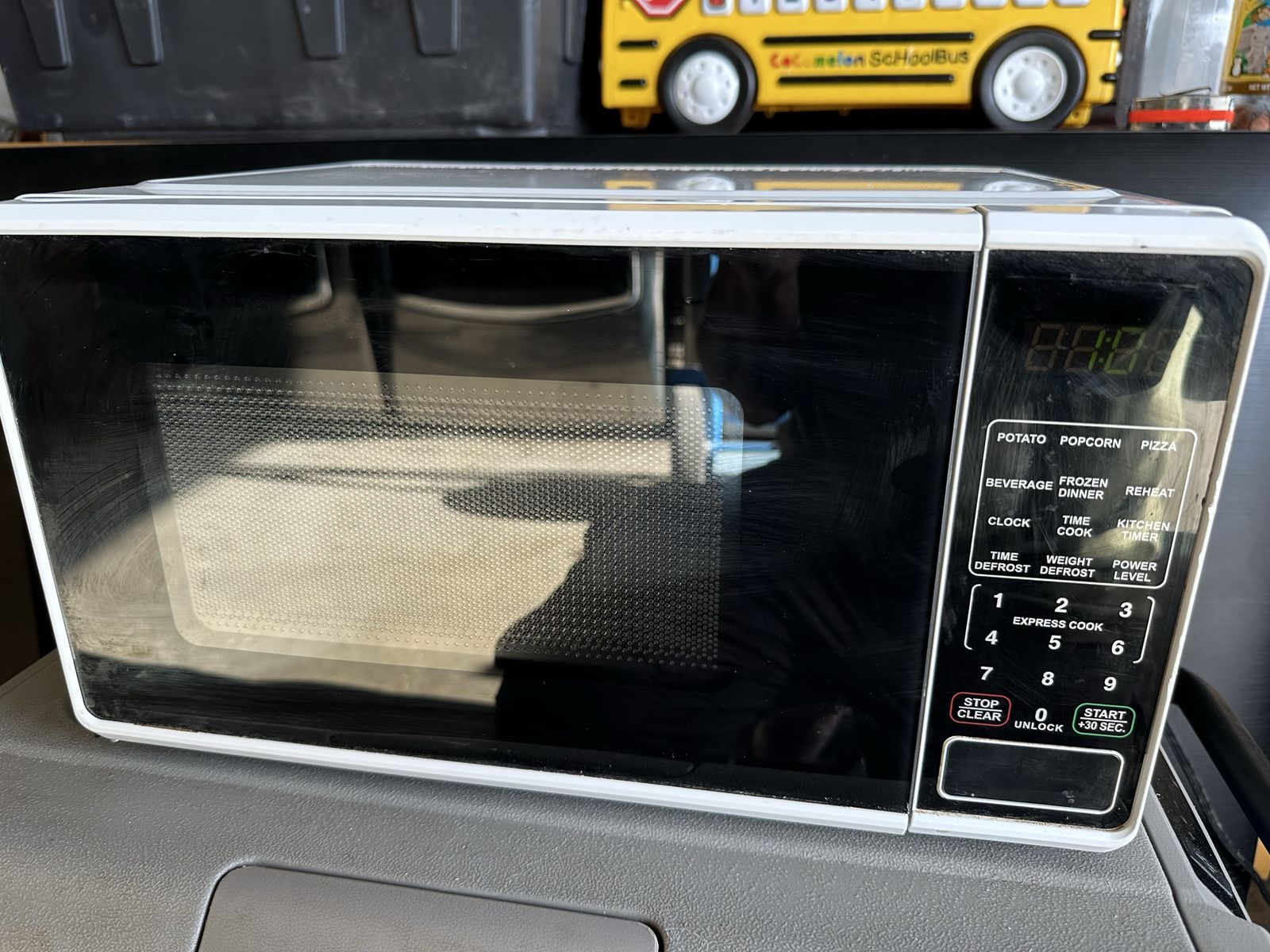 Mainstays 0.7 Cu ft Countertop Microwave Oven 700W