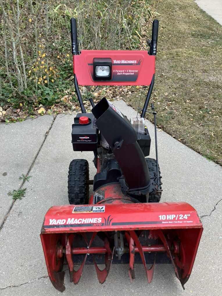 MTD Yard Machines 10/24 Two Stage Snowblower