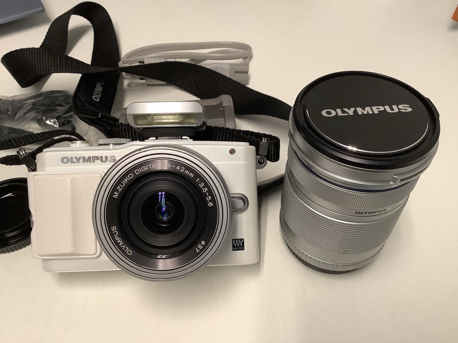 Olympus PEN E-PL6 White + 2 Lenses