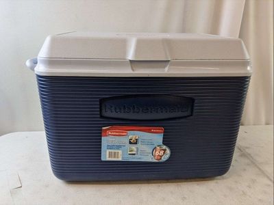Rubbermaid 48 QT / 45.4 L Cooler Ice Chest - Stain & Odor Resistant Liner, Comfort Grip Handles 68 can capacity