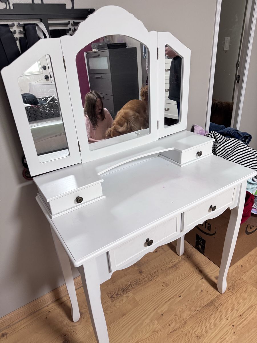 Kids vanity