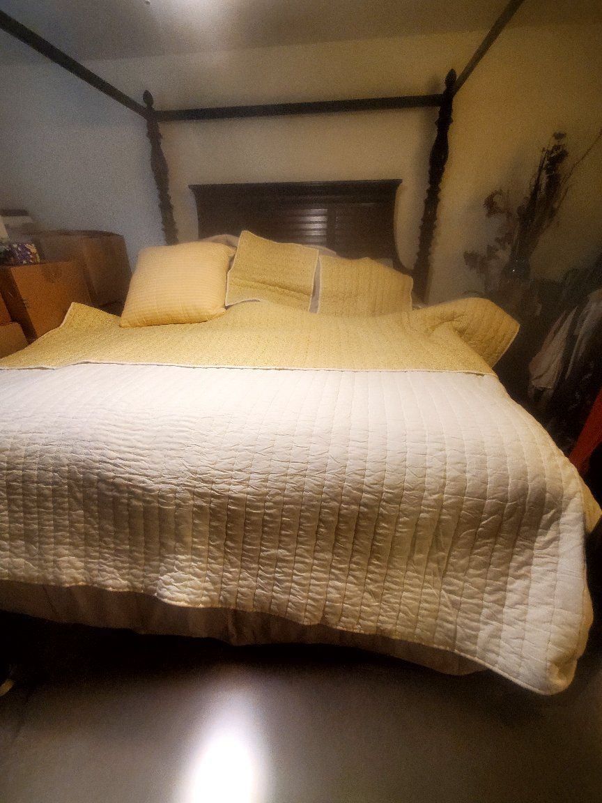 Yellow Cal King or King Sz Quilt Bedding W/ 2 Shams & 1 Accent Pillow
