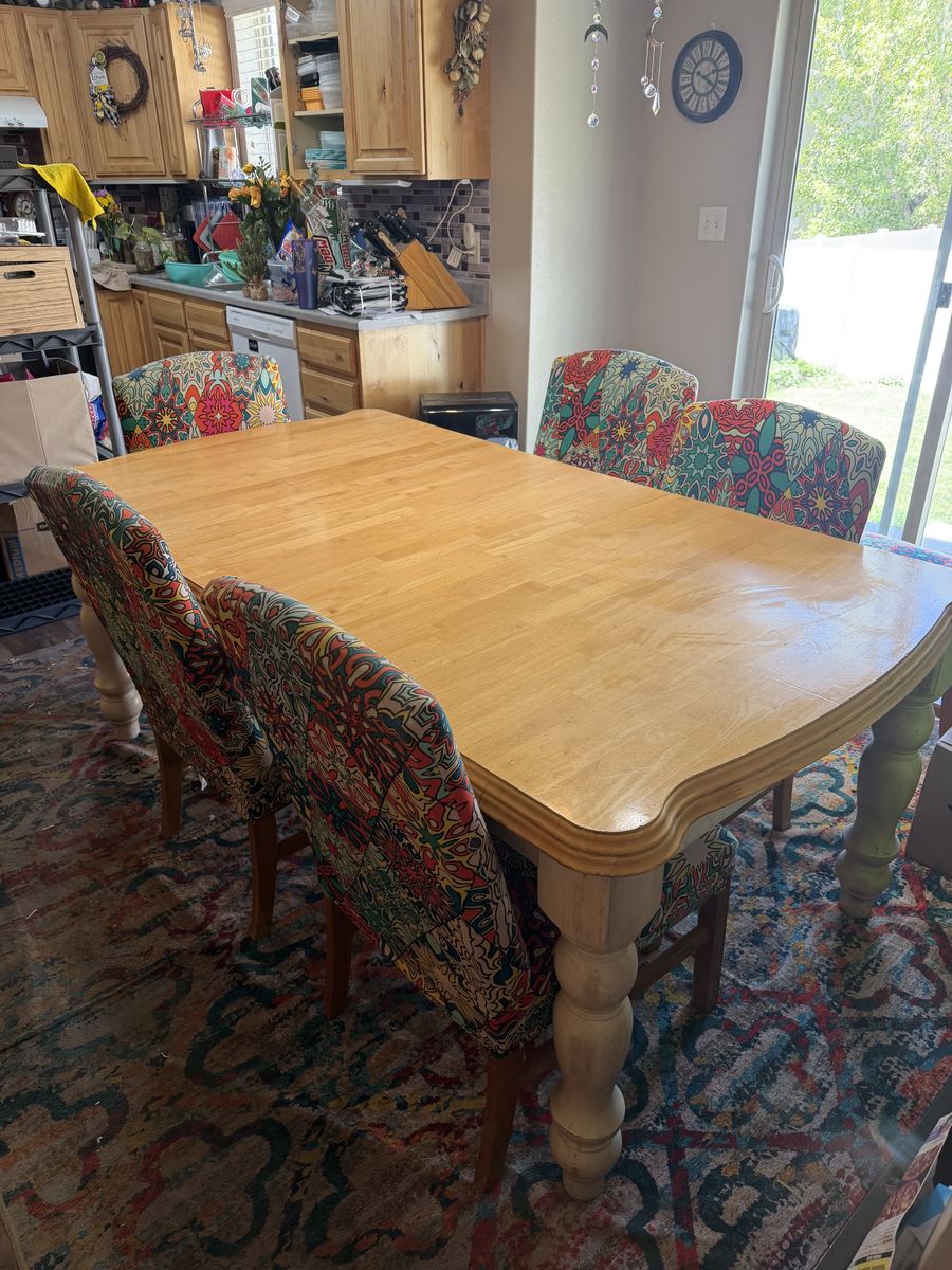 Dinner Table with 6 chairs