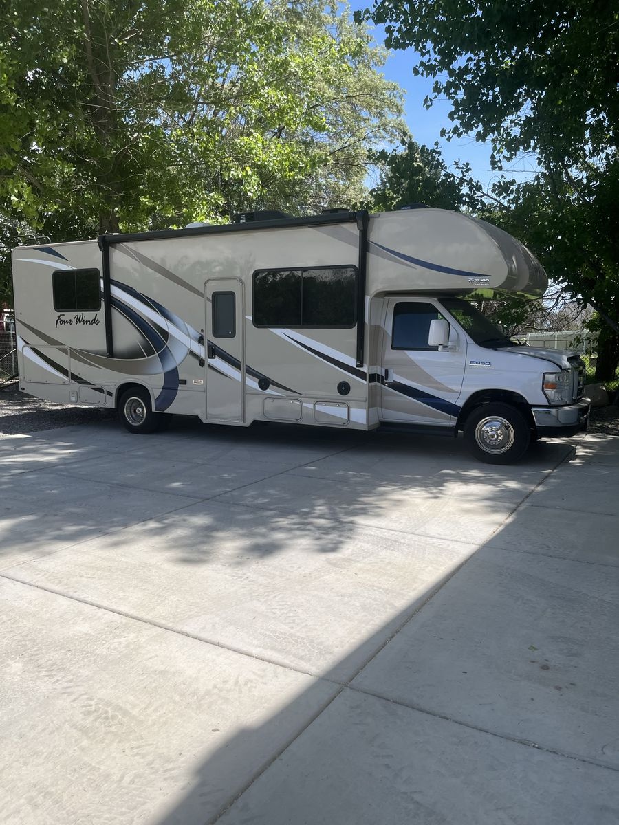Thor Motor Coach Four Winds RV - Class C Motorhome - Great Condition, Ready for Adventure!