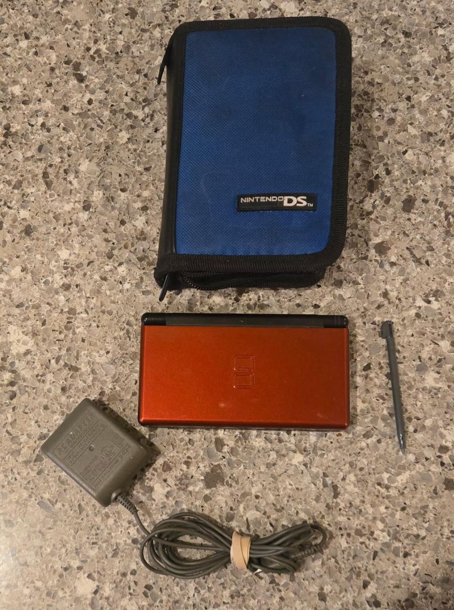 Red Ds Lite with case and charger! trades considered!