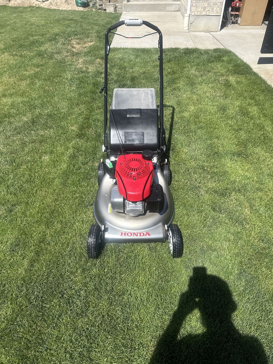 Honda HRR216 21" Self-Propelled Gas Lawn Mower - New Paint, Wheels & Serviced