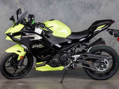2026 Kawasaki Ninja® 500 ABS Metallic Yellowish Green/Ebony