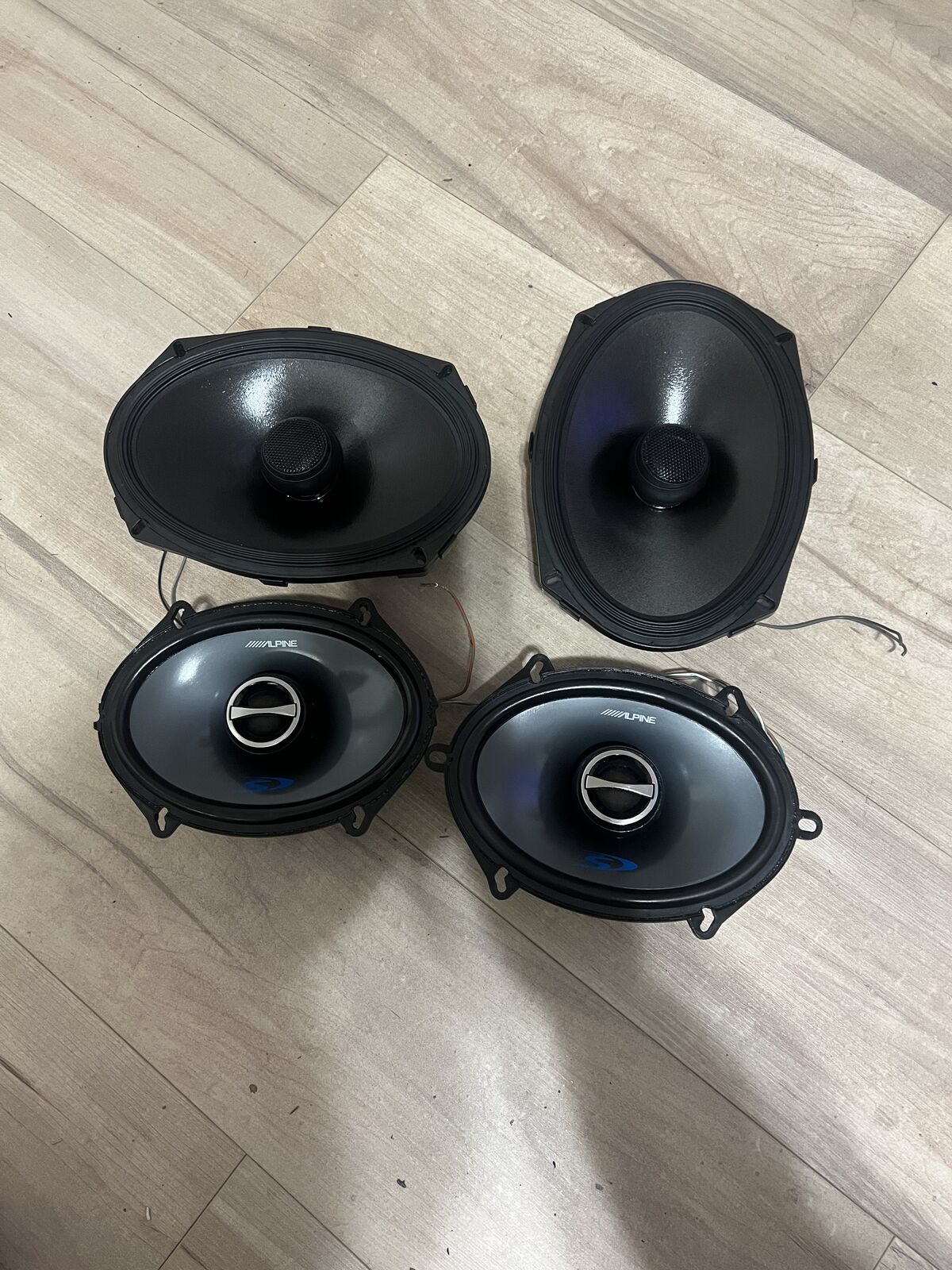 4 alpines  speakers 2 6x9” and 2 6x8”