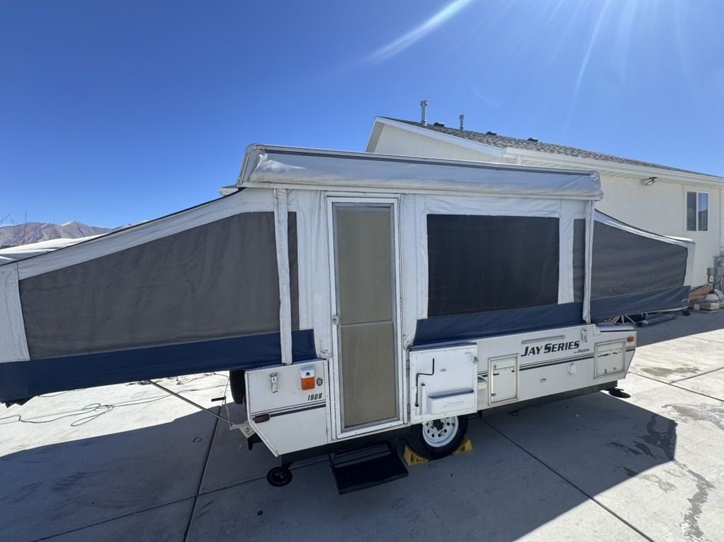 Clean Jayco 1008 Toilet/shower/King Bed