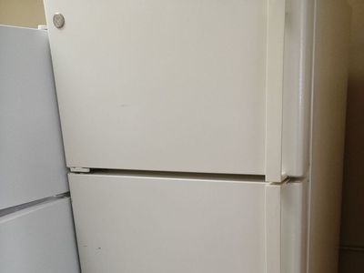 Clean 18 cf Top Freezer Refrigeator~90 Day Guarantee