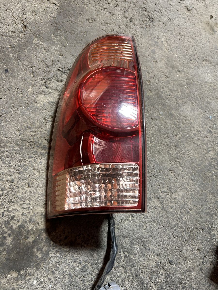 05-15 toyota tacoma tail light