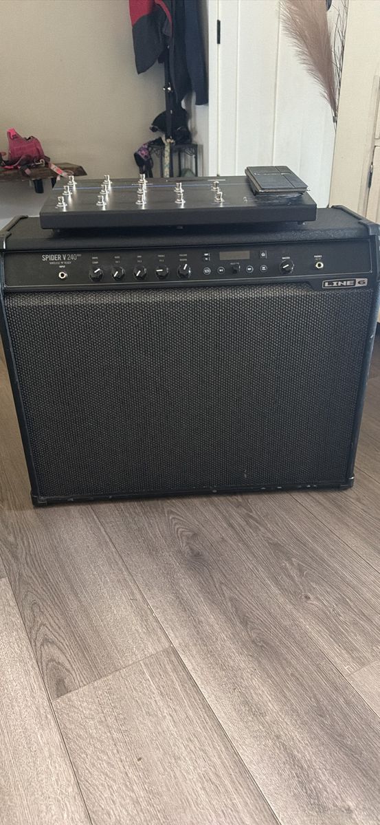 Line 6 Spider V 240 Guitar Amp with FBV 3 Foot Controller
