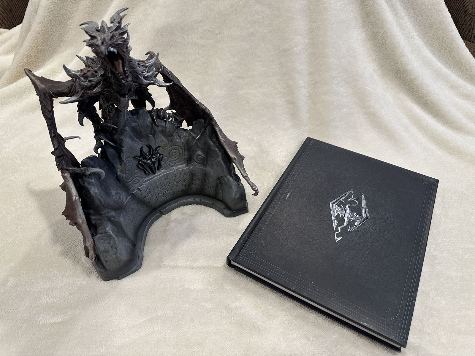 The Elder Scrolls V: Skyrim Collectors Edition Xbox Alduin Dragon Statue Book Bundle